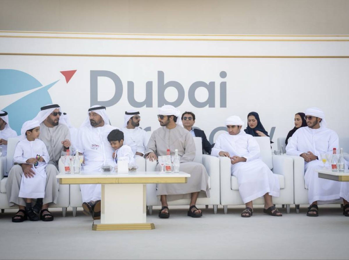 سيف بن زايد يهنئ أحمد بن سعيد بنجاح «دبي للطيران»