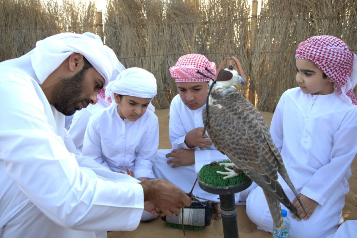 مدرسة محمد بن زايد للصقارة وفراسة الصحراء تعزز الوعي بالتراث