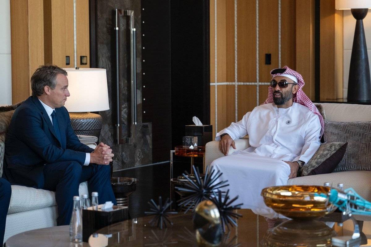 طحنون بن زايد يبحث مع «SAP» العالمية تطوير نماذج محلية للذكاء الاصطناعي