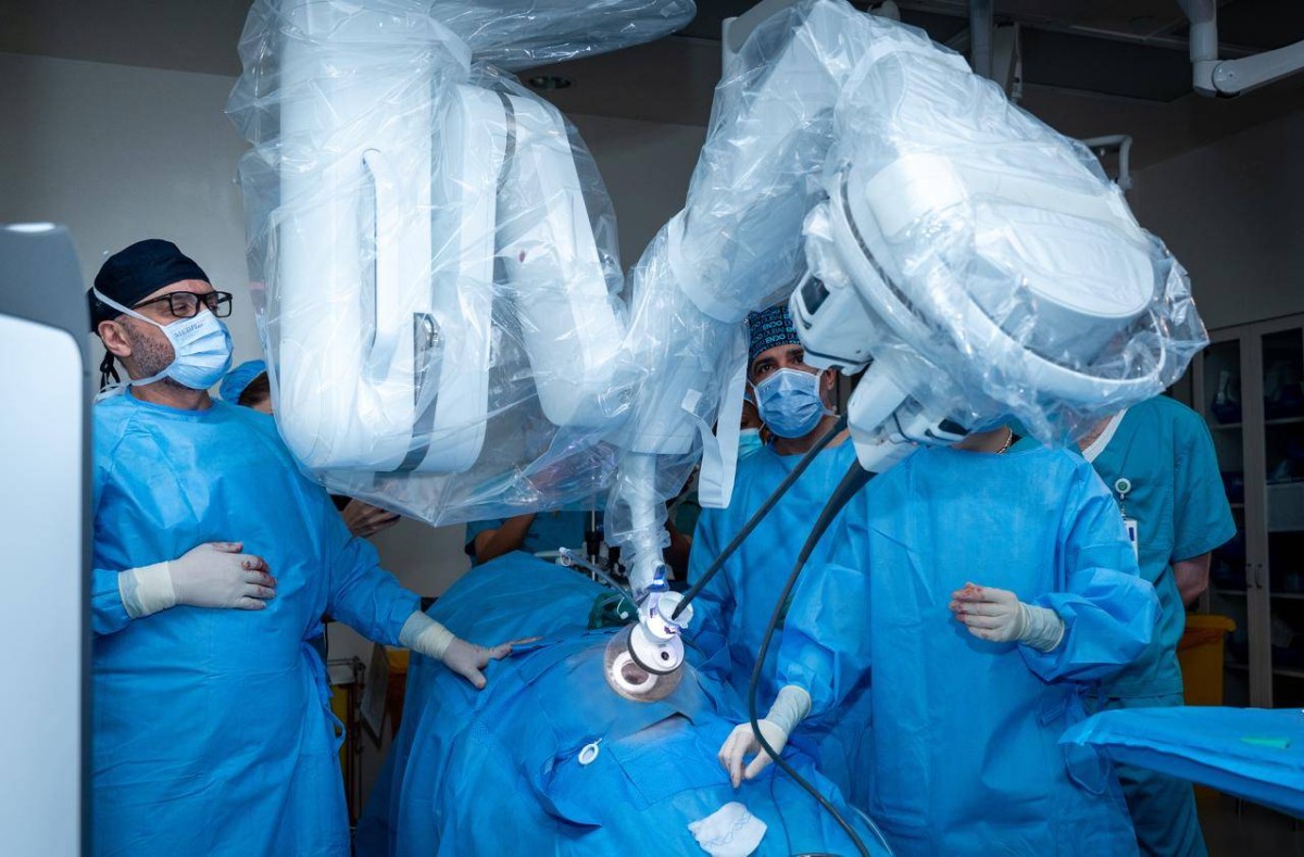 المستشفى الأمريكي دبي يجري أول جراحة روبوتية بتقنية “دافنشي إس بي” في الشرق الأوسط