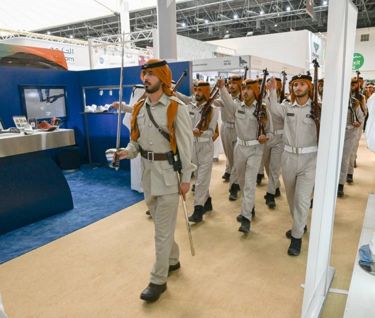 شرطة أبوظبي تقدم عرضاً عسكرياً احتفالاً بعيد الاتحاد