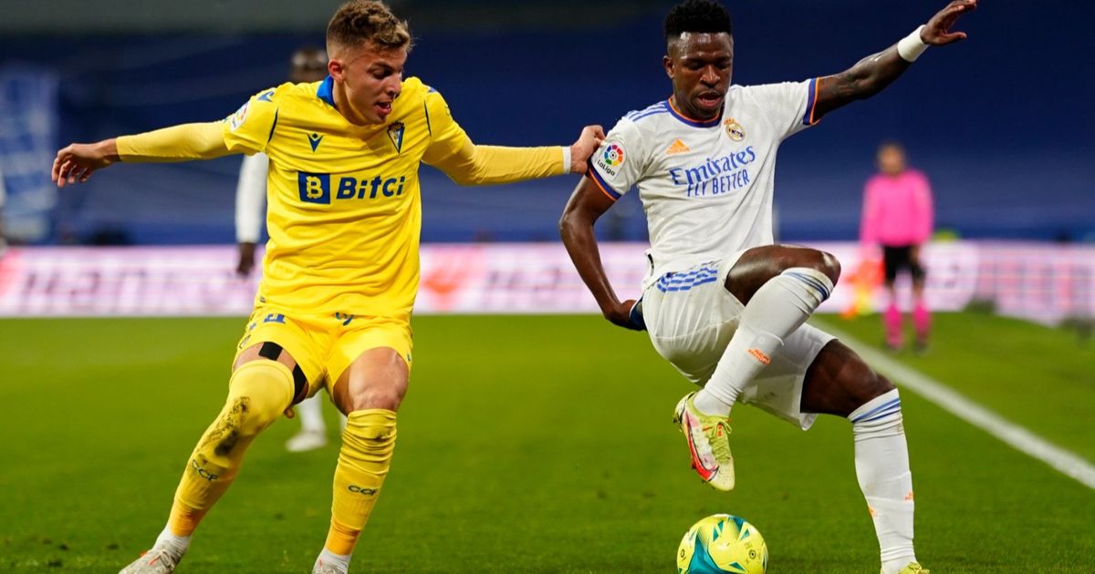 شاهد.. “قُبلة مفاجئة” تستفز لاعباً “ساذجاً” وتتسبب في طرده