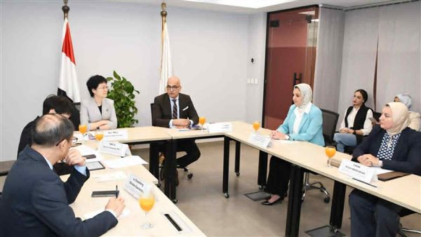 رئيس جامعة عين شمس يستقبل وفد جامعة بكين الأولى في مجال الاتصالات والحاسبات