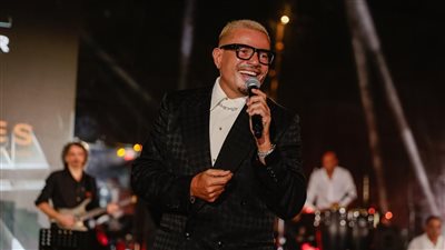 عمرو دياب يضيء ليل أبو ظبي بأروع أغانيه في حفل خاص.. صور