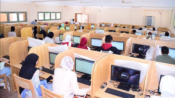 825 طالبًا بالفرقة الأولى بكلية الطب جامعة سوهاج يؤدون اختبارات “الميد تيرم”