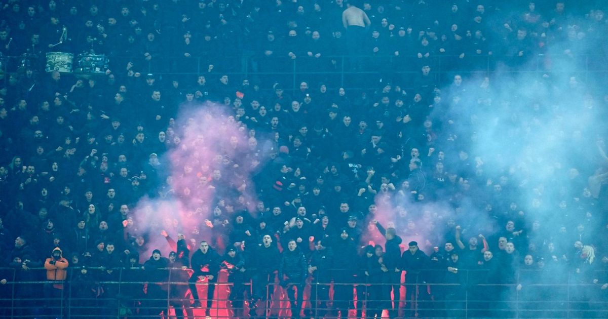 ألتراس ميلان يتحايل على قرار حظر اللافتات بأضواء الهواتف