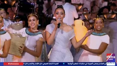 المطرب النوبي أحمد إسماعيل وحنين الشاطر يقدمان فقرة غنائية في حفل افتتاح المتحف المصري الكبير