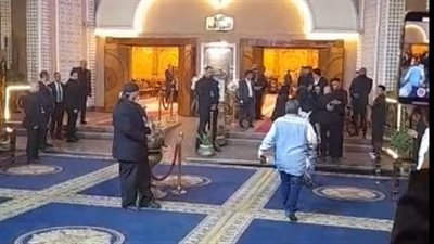 أبرزهم عمرو سعد وجوري بكر.. بدء عزاء والد محمد رمضان بحضور نجوم الفن