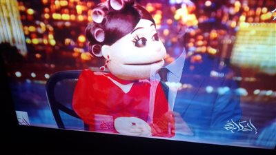 جات اللي هتسحب الكرسي من تحته.. أبلة فاهيتا تفاجئ الجمهور بتقديم برنامج الحكاية بدلا من عمرو اديب