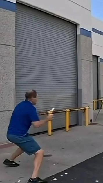 أمريكي يدخل «غينيس» بالتقاط كرة مثلجات