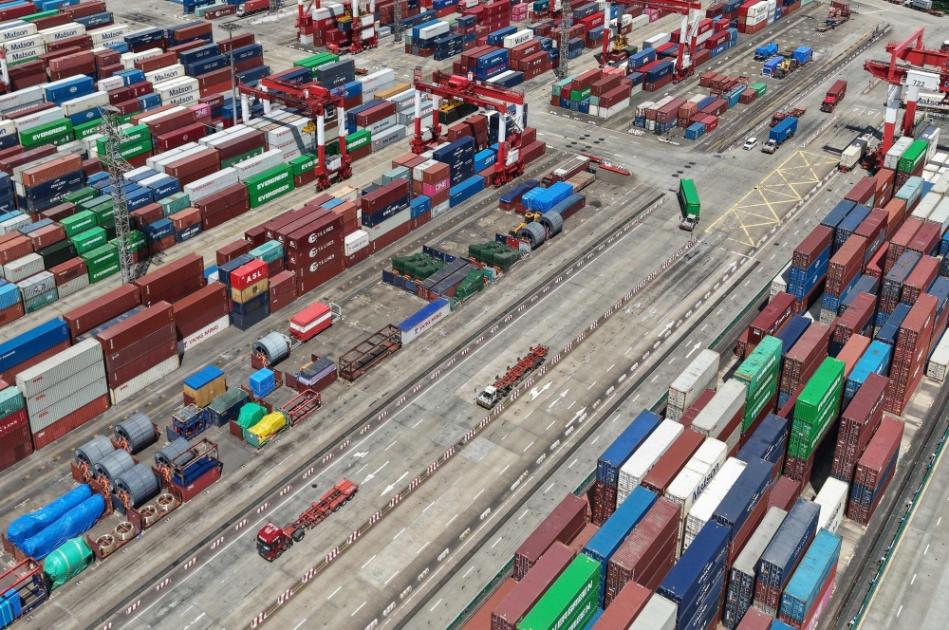 صادرات الصين في أكتوبر تسجل أول انكماش منذ مارس 2024