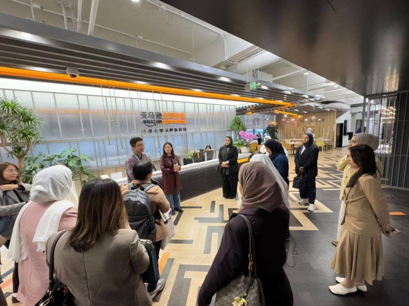 رائدات أعمال إماراتيات يستكشفن حلول التجارة الإلكترونية والذكاء الاصطناعي في الصين