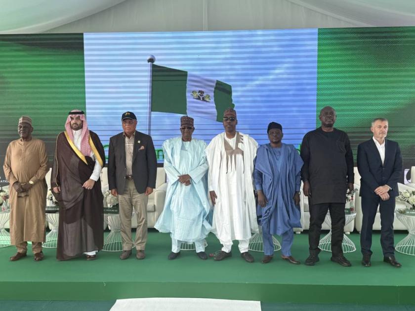 «الأحواض الجافة» تسلم سفينة عائمة لدعم الطاقة البحرية في نيجيريا