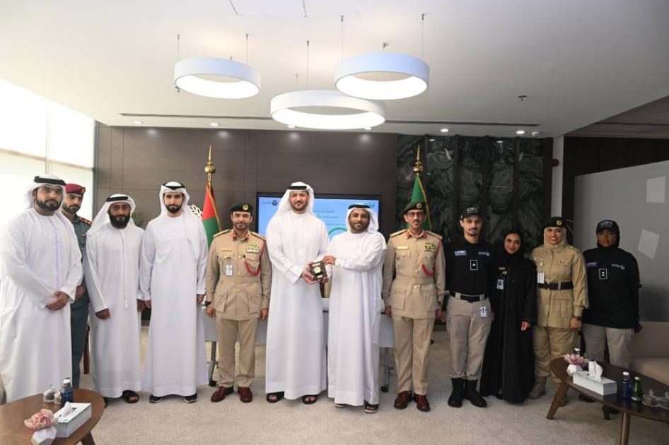 تعاون بين شرطة دبي والدفاع المدني في مجال الطائرات المسيرة