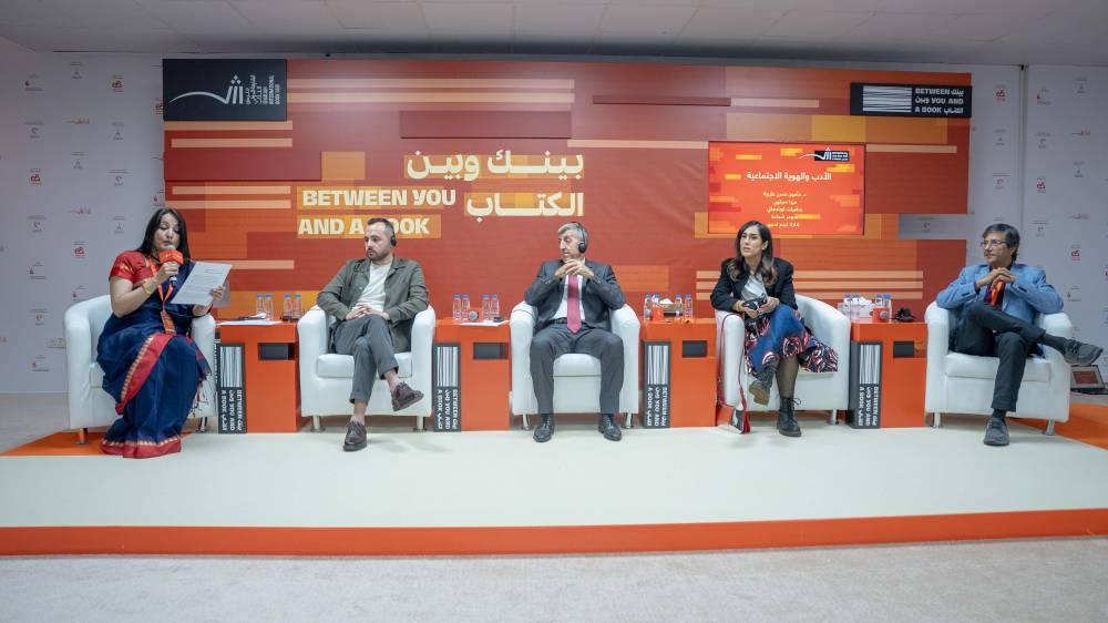 روائيون وأكاديميون: الأدب هويتنا في زمن العولمة