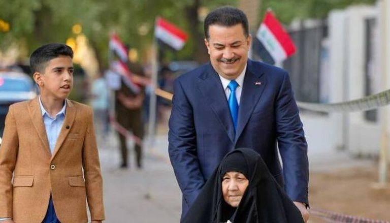 رئيس الوزراء العراقي يصطحب والدته للتصويت في الانتخابات النيابية (فيديو)