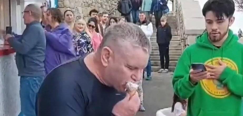 أمريكي على أعتاب «غينيس» بمخروط مثلجات (فيديو)