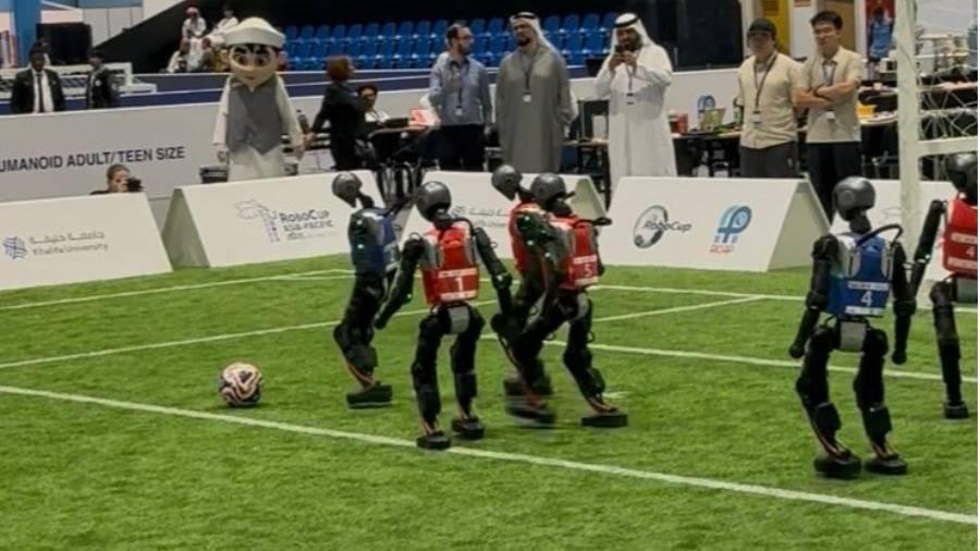 في الإمارات.. روبوتات تلعب كرة القدم وتسجل أهدافاً