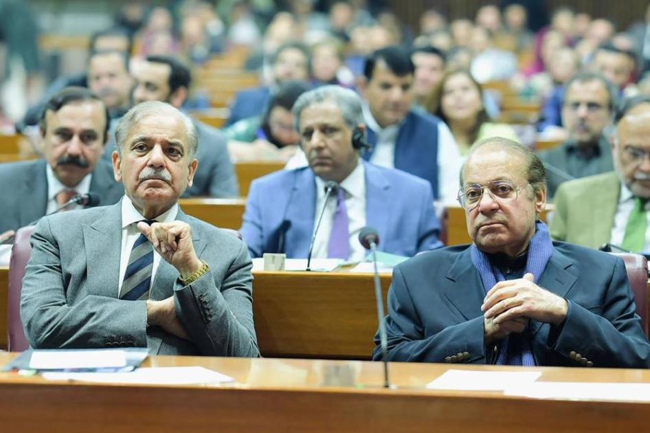 البرلمان الباكستاني يمنح الرئيس وقائد الجيش حصانة مدى الحياة