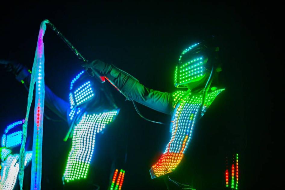 الضوء يرقص في «الشارقة للكتاب»