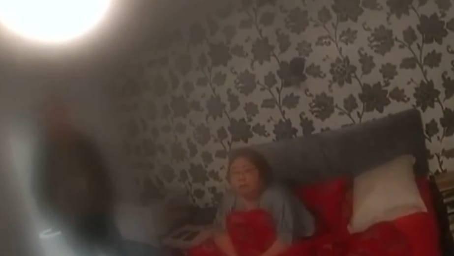 شاهد لحظة القبض على «ملكة الكريبتو» وأكبر مصادرة بيتكوين في تاريخ بريطانيا (فيديو)