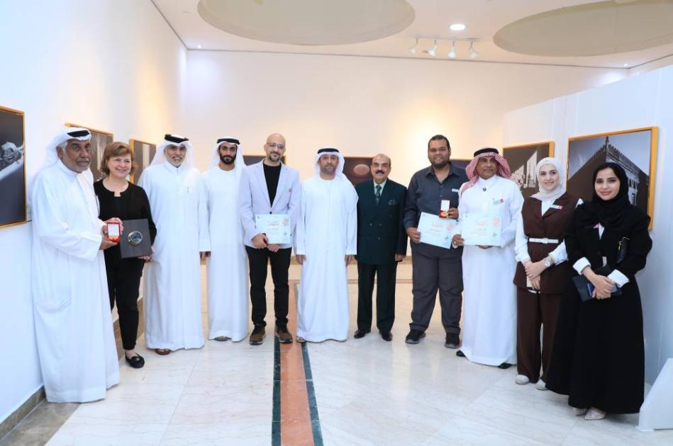 36 مصوراً «بين الشمس والقمر»