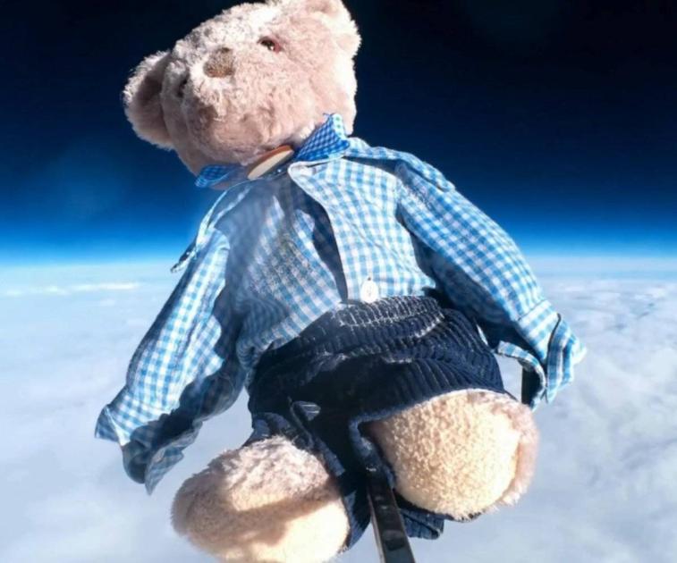 مدرسة بريطانية تبحث عن دمية أرسلتها إلى «الستراتوسفير»