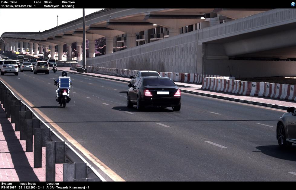 شرطة دبي تحرر 8,152 مخالفة لسائقي توصيل طلبات استخدموا المسارات السريعة (فيديو)