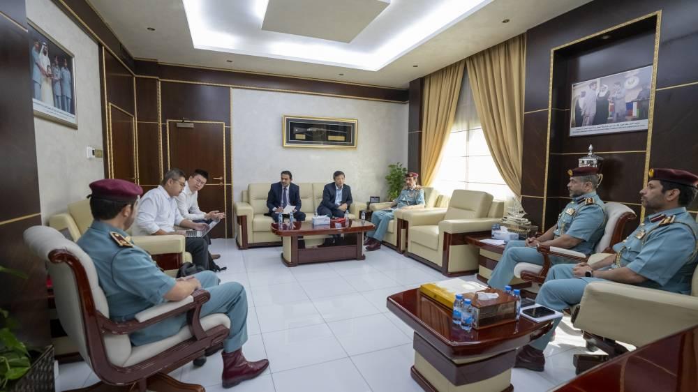 شرطة عجمان تبحث توظيف الأنظمة الذكية بالمنظومة الأمنية