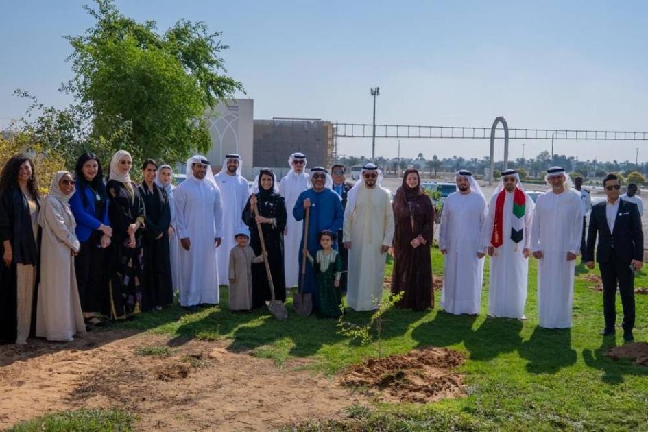 «الشارقة للبحوث» يغرس 54 شجرة سدر