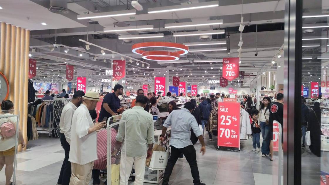 إقبال كبير على مراكز التسوّق في دبي مع بدء التخفيضات (فيديو)