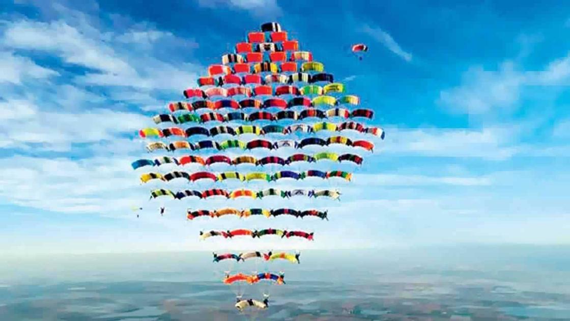 104 قافزين بالمظلات من 20 دولة يحققون رقماً عالمياً (فيديو)