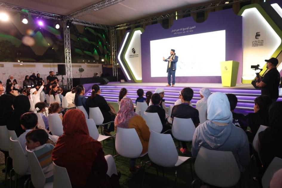 الرقم 8 يتنقل بين الجد واللعب في «العين للكتاب»