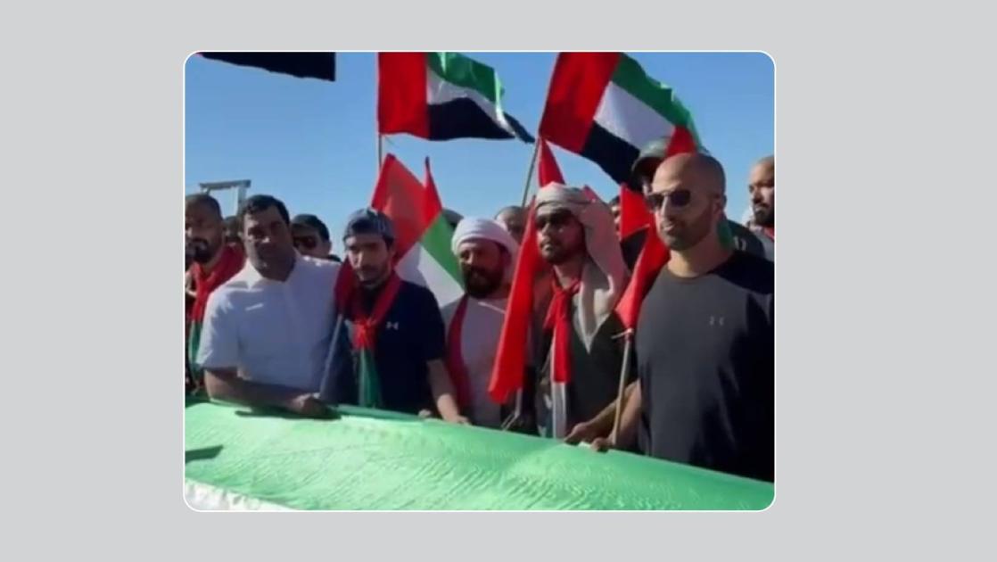 محمد بن سعود يشارك برفع علم بطول 1200 متر على قمة جبل جيس