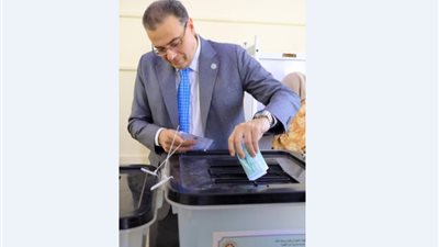 رئيس الجهاز المركزي للتنظيم والإدارة يدلي بصوته في انتخابات مجلس النواب