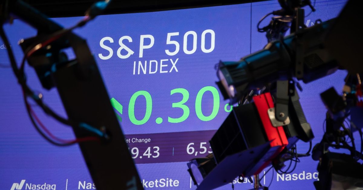 وول ستريت تتحرك بين زخم الذكاء الاصطناعي وتقلبات ترمب