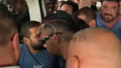 محمد رمضان يحمل نعش والده في الجنازة| صور