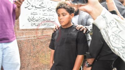تأثر حفيده والفنان يحمل النعش.. لقطات من والد محمد رمضان