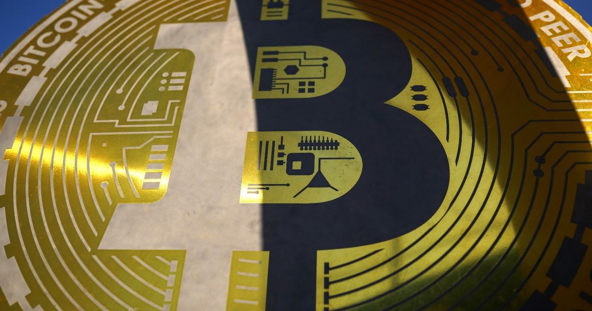 بتكوين تهبط دون 90 ألف دولار للمرة الأولى في سبعة أشهر