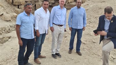 ملك بلجيكا مبهورًا بروعة النقوش المصرية القديمة بعد افتتاح المتحف المصري الكبير