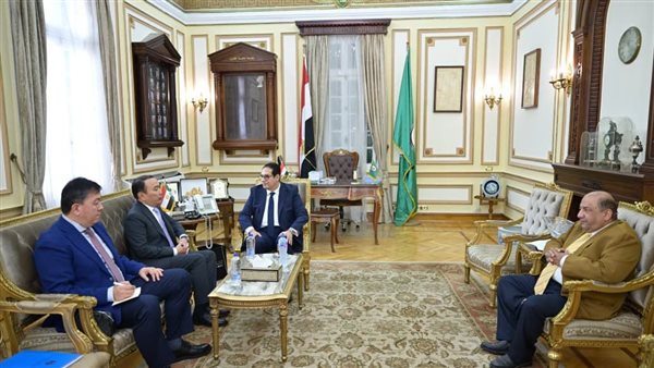 رئيس جامعة القاهرة يستقبل سفير كازاخستان لبحث تعزيز التعاون الأكاديمي والبحثي المشترك