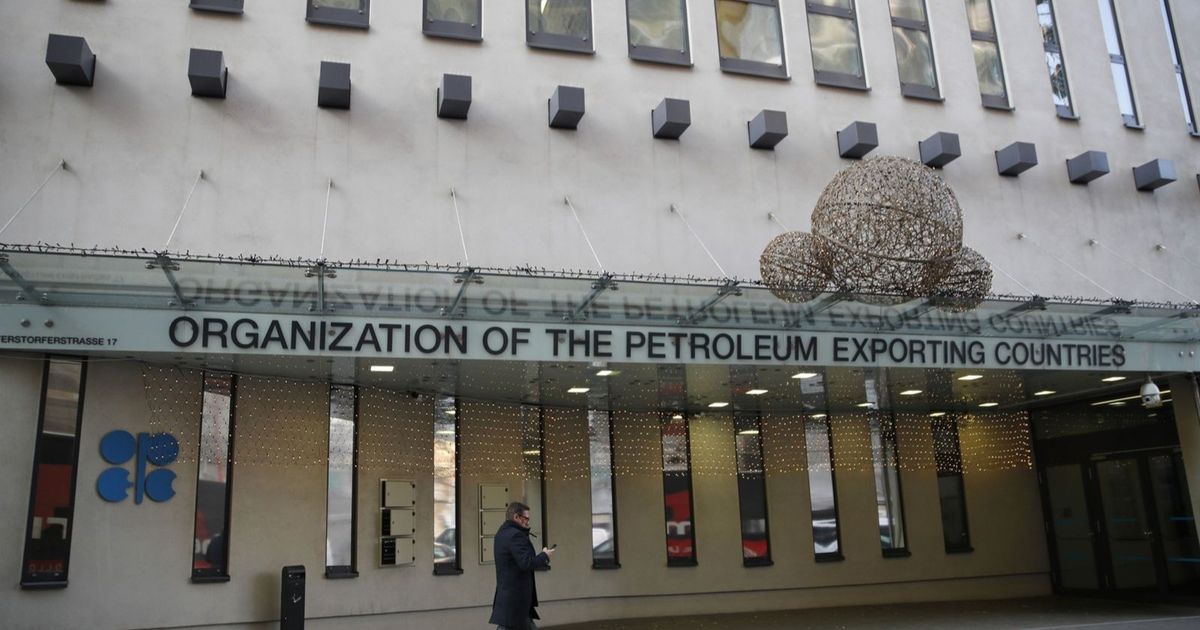 أوبك+ يميل لزيادة إنتاج النفط 137 ألف برميل يومياً من ديسمبر