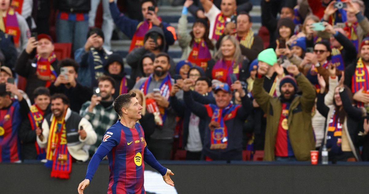 روبرت ليفاندوفسكي يدخل تاريخ برشلونة في يوم مميز بكامب نو