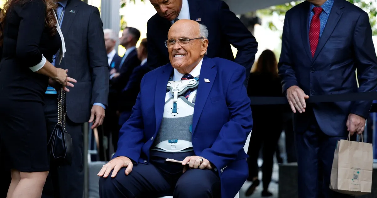 بينهم جولياني.. ترمب يمنح عفواً لمتهمين في ملف انتخابات 2020