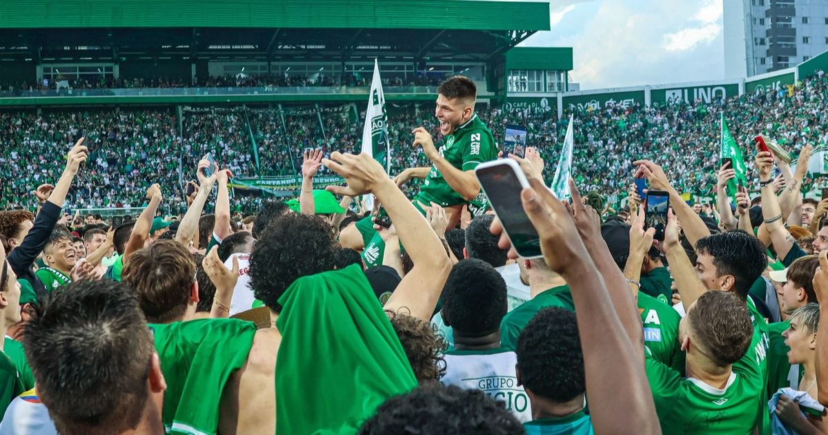 شابيكوينسي يعود لدوري الأضواء بعد 9 سنوات من تحطم الطائرة