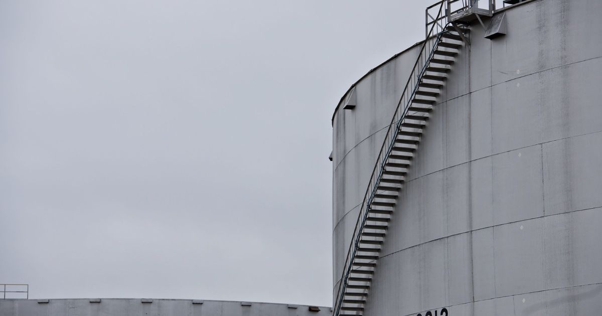 توقعات زيادة المخزونات الأميركية تضغط على أسعار النفط