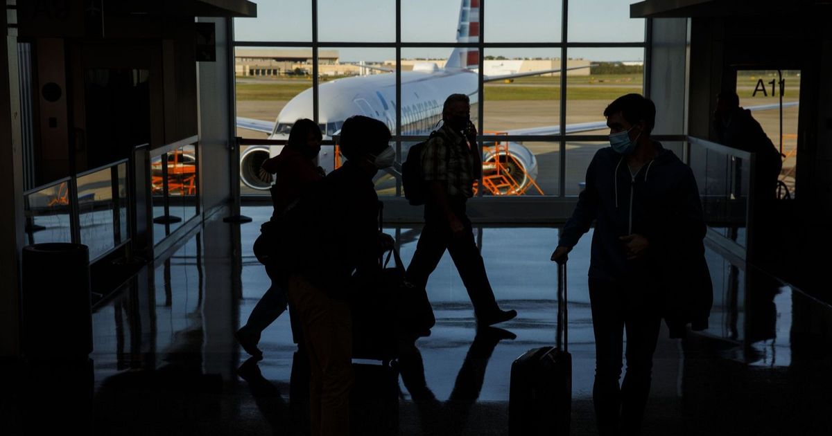 ما تداعيات خفض القدرة الاستيعابية في 40 مطاراً أميركياً؟