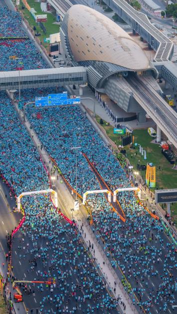 «تحدي دبي» يحوّل شارع الشيخ زايد إلى أكبر مسار جري في العالم