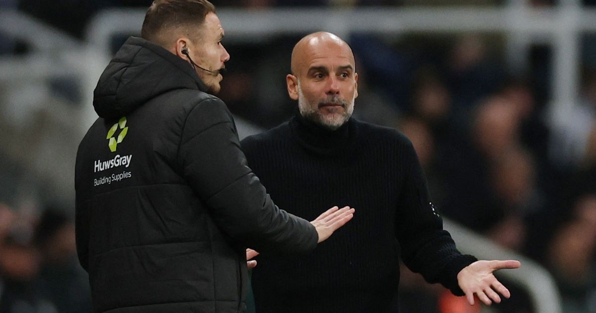 بيب غوارديولا يقتحم غرفة الحكام بعد خسارة مانشستر سيتي