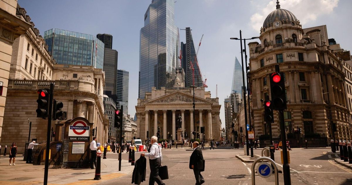 بنك إنجلترا يبقي أسعار الفائدة عند 4% ويمهد لخفض في ديسمبر